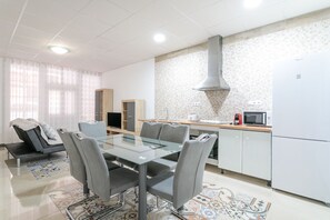 Frigorífico, microondas, horno y placa de cocina
