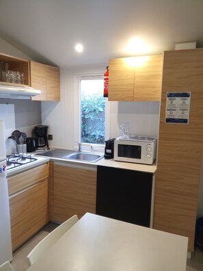 Een koelkast, een microgolfoven, een kookplaat, een vaatwasser