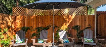 Oaks Retro Cottage, Jacuzzi, Bistro Patio, Walk to Everything!