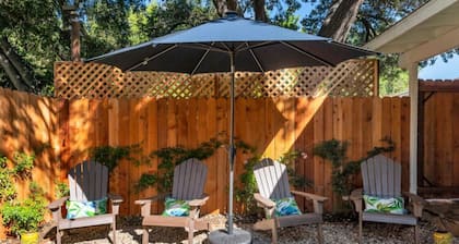 Oaks Retro Cottage, Jacuzzi, Bistro Patio, Walk to Everything!