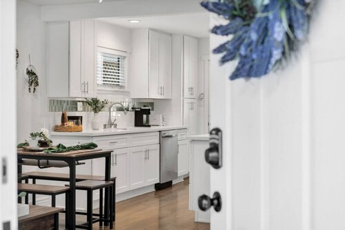 Oaks Retro Cottage, Jacuzzi, Bistro Patio, Walk to Everything!