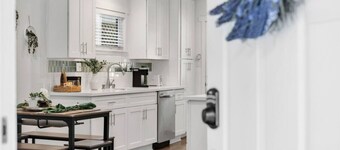 Oaks Retro Cottage, Jacuzzi, Bistro Patio, Walk to Everything!