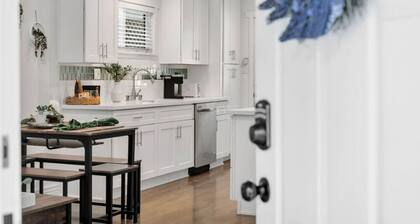 Oaks Retro Cottage, Jacuzzi, Bistro Patio, Walk to Everything!