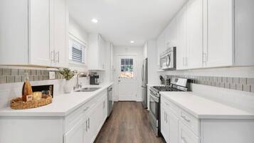 Jääkaappi, mikroaaltouuni, uuni, liesi