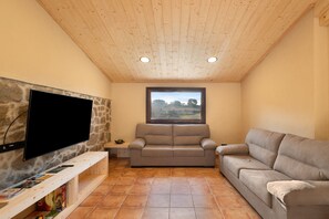 TV, table tennis - Rural Home 'Cal Trumfet' with Mountain View, Private Terrace and Wi-Fi (Casserres)