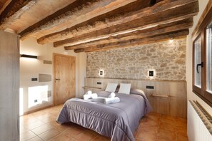 6 bedrooms, iron/ironing board, free WiFi, bed sheets