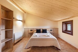 6 bedrooms, iron/ironing board, free WiFi, bed sheets - Rural Home 'Cal Trumfet' with Mountain View, Private Terrace and Wi-Fi (Casserres)