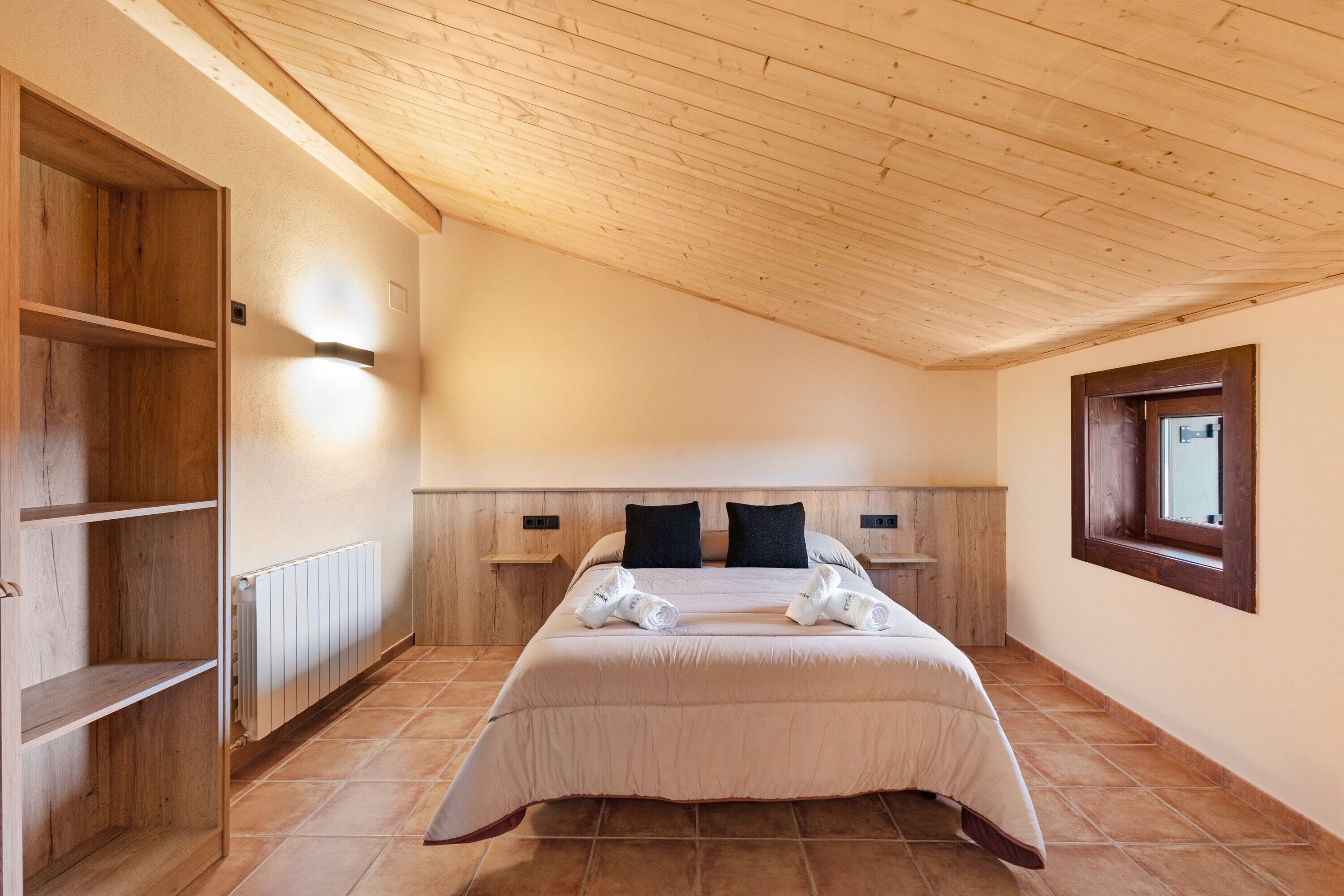 6 bedrooms, iron/ironing board, free WiFi, bed sheets