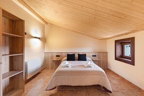 6 bedrooms, iron/ironing board, free WiFi, bed sheets