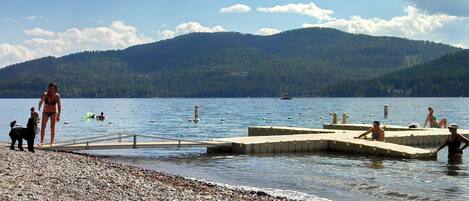 Chaises longues, serviettes de plage