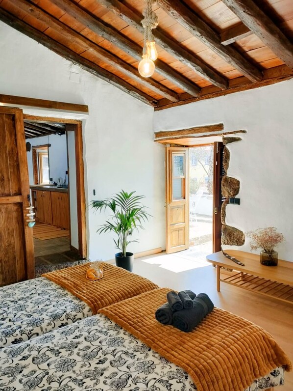 2 chambres, fer et planche à repasser, Wi-Fi gratuit, draps fournis