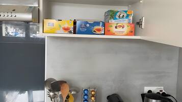 Een koelkast, een microgolfoven, een oven, een vaatwasser