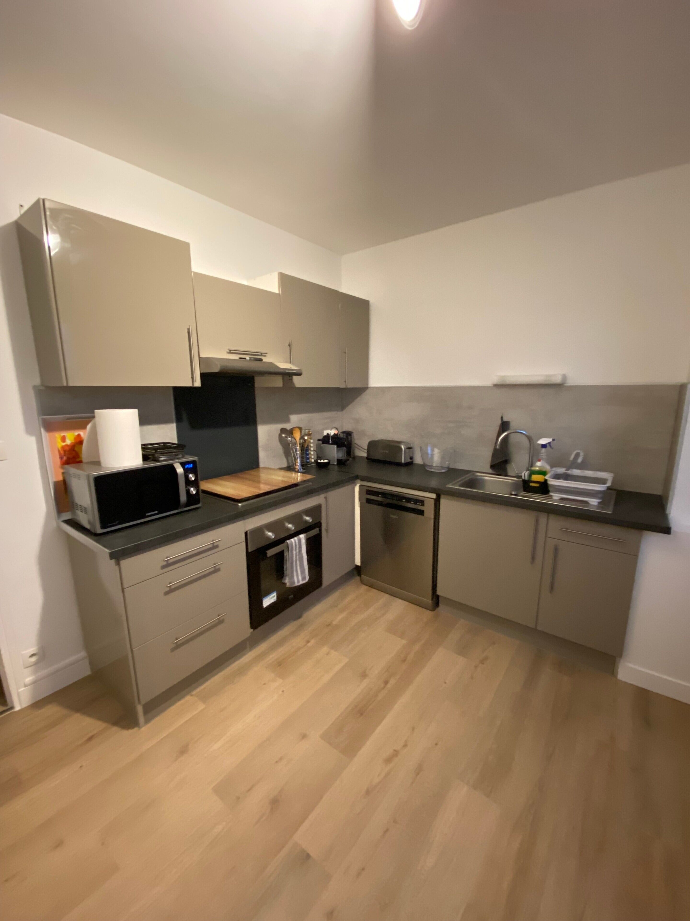 Jääkaappi, mikroaaltouuni, uuni, astianpesukone