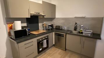 Jääkaappi, mikroaaltouuni, uuni, astianpesukone