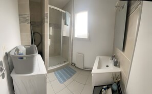 Shower, hair dryer, towels