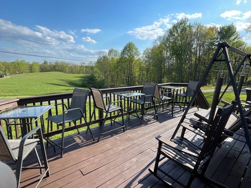 Charming 4-bedroom farmhouse with a view in the New River Gorge National Park. 