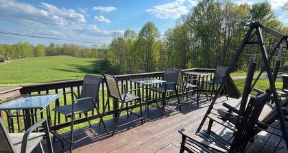 Charming 4-bedroom farmhouse with a view in the New River Gorge National Park.