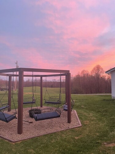 Charming 4-bedroom farmhouse with a view in the New River Gorge National Park. 