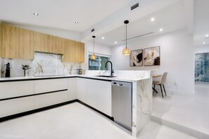 冷蔵庫、電子レンジ、オーブン、コンロ