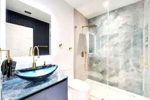 Dusche, Haartrockner, Handtücher, Seife