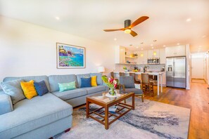 Familieleilighet, 2 soverom, 2 bad, hageutsikt (1006) | Oppholdsområde | En 65-tommers smart-TV med kabel-kanaler