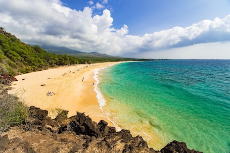 Beach nearby, white sand, sun loungers, beach towels