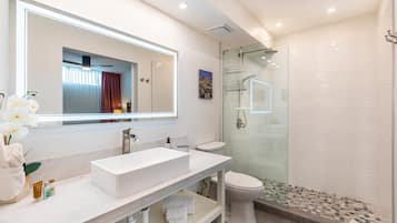 Condo familiar, 2 habitaciones, 2 baños, vista al jardín (1006) | Baño | Amenidades de baño gratuitas, toallas, jabón, shampoo