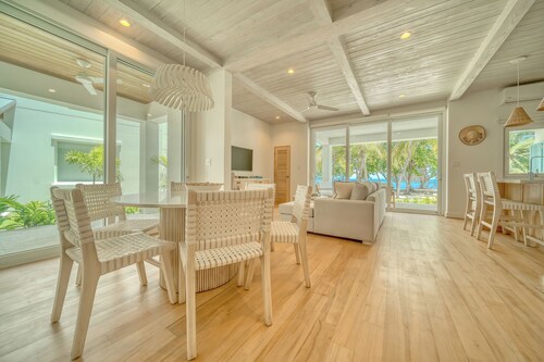 Island Living 2-Bed, 2-Bath Oceanfront Ground-Level Condo direct beach access E7