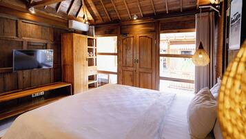 Quarto casal com design assinado, sacada, vista para a piscina | Vista do quarto