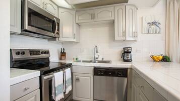 Condo, 1 Bedroom, Beach View (1009) | Private kitchen | Fridge, microwave, oven, spices