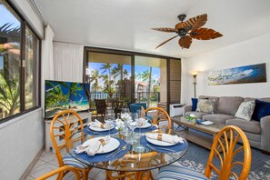 Condo, 1 Bedroom, Beach View (1009) | In-room dining