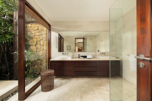 Vila grand, 5 quartos, vista para a piscina | Banheiro | Roupões de banho, toalhas de banho, sabonete, shampoo