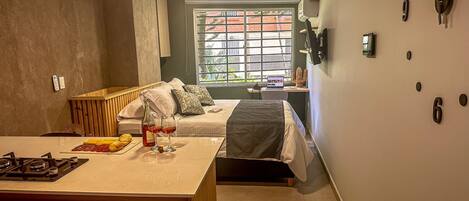 1 quarto, ferros/tábuas de passar roupa, roupa de cama