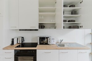 Réfrigérateur, micro-ondes, four, plaque de cuisson