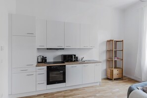 Jääkaappi, mikroaaltouuni, uuni, liesi