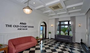 Coin salon dans le hall