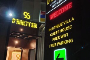 Placa para Boutique Villa com comodidades incluindo acesso gratuito à internet e estacionamento gratuito.