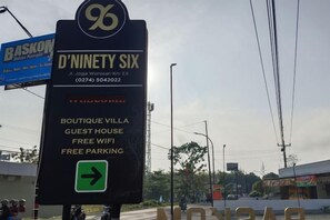 Unclassified image, 3 of 11, button - D'Ninety Six Inn (Playen)