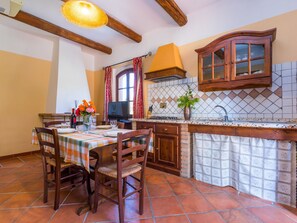 Kühlschrank, Mikrowelle, Hochstuhl, Kochgeschirr/Geschirr/Besteck