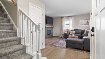 Smart TV, chimenea, videojuegos, futbolito