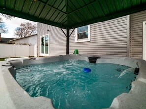 Outdoor spa tub - Vermilion Retreat with Hot Tub and Games (Vermilion)