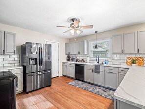 Jääkaappi, mikroaaltouuni, uuni, liesi