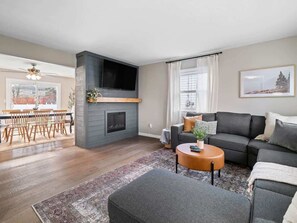 Téléviseur connecté, foyer, jeux vidéo, table de baby-foot