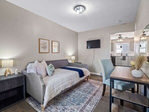 3 bedrooms, desk, iron/ironing board, travel cot - Vermilion Retreat with Hot Tub and Games (Vermilion)