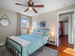 5 chambres, fer et planche à repasser, lit de bébé portatif