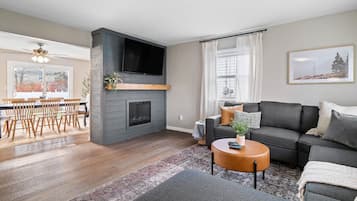 Smart TV, chimenea, videojuegos y futbolito