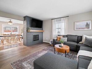 Älytelevisio, takka, videopelejä, pöytäjalkapallopöytä