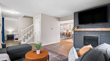 Smart TV, caminetto, videogiochi, tavolo da calcetto