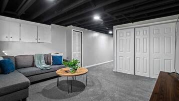 TV connectée, cheminée, jeux vidéo, baby-foot