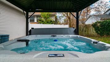 Tina de hidromasaje al aire libre